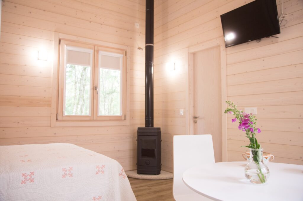 Interior de las cabañas del bosque